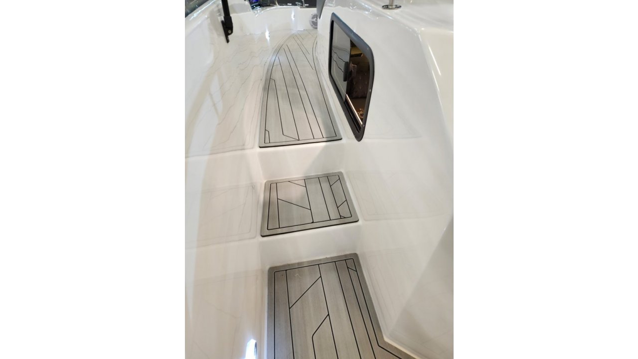 TRITON YACHTS - 34 FLYER