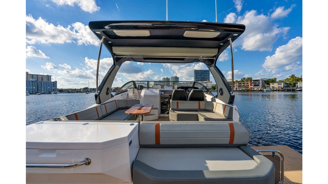 TRITON YACHTS - TRITON 38 T-TOP FLYER